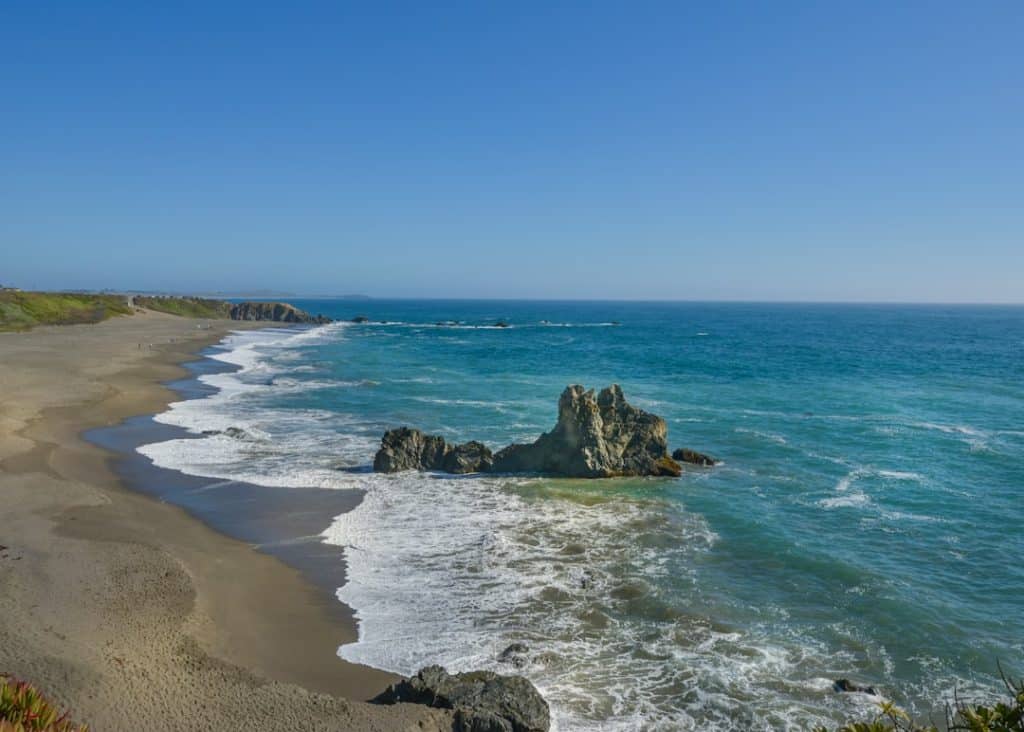 découvrez des plages magnifiques aux eaux cristallines et au sable doré. évadez-vous vers des destinations de rêve où le soleil brille toute l'année et profitez de moments de détente inoubliables en bord de mer.