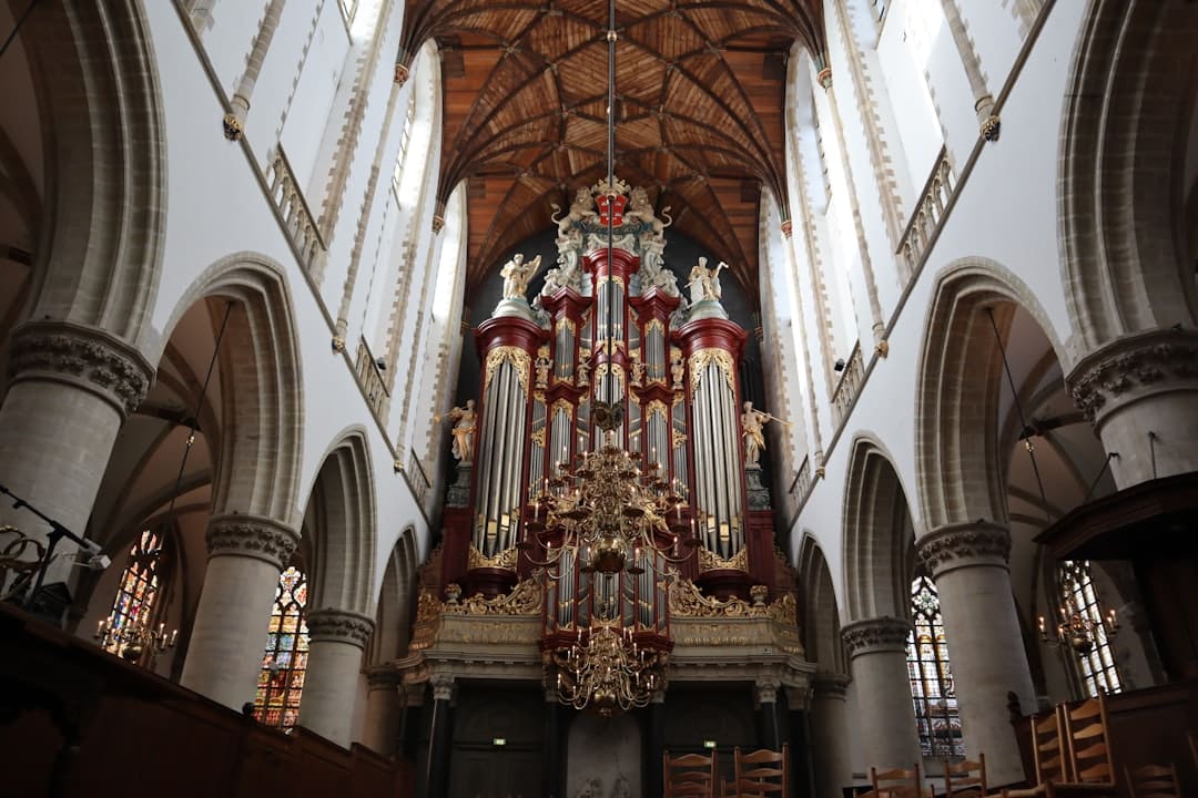 découvrez l'architecture et l'histoire fascinantes des églises à travers le monde. plongez dans la spiritualité et la culture de ces lieux de culte emblématiques, empreints de traditions et de beauté.