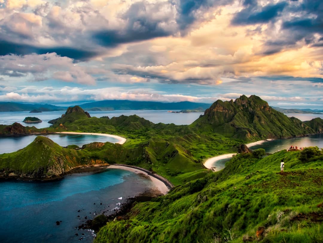 découvrez l'univers enchanteur des îles, des paysages paradisiaques aux cultures fascinantes. explorez des plages de sable fin, des eaux cristallines et des activités inoubliables qui vous plongeront au cœur d'une aventure unique sur des îles à travers le monde.