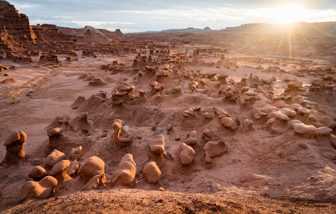 découvrez les paysages époustouflants de l'utah lors d'un road trip mémorable. explorez des parcs nationaux, des formations rocheuses uniques et profitez d'aventures en plein air à travers des routes panoramiques et des sites emblématiques.
