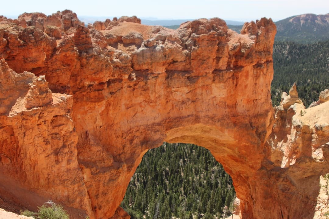 partez à l'aventure avec notre guide pour un road trip inoubliable à travers l'utah. découvrez des paysages à couper le souffle, des parcs nationaux spectaculaires et des petites villes charmantes. préparez-vous à explorer les merveilles naturelles de l'utah et à vivre des moments mémorables sur la route.