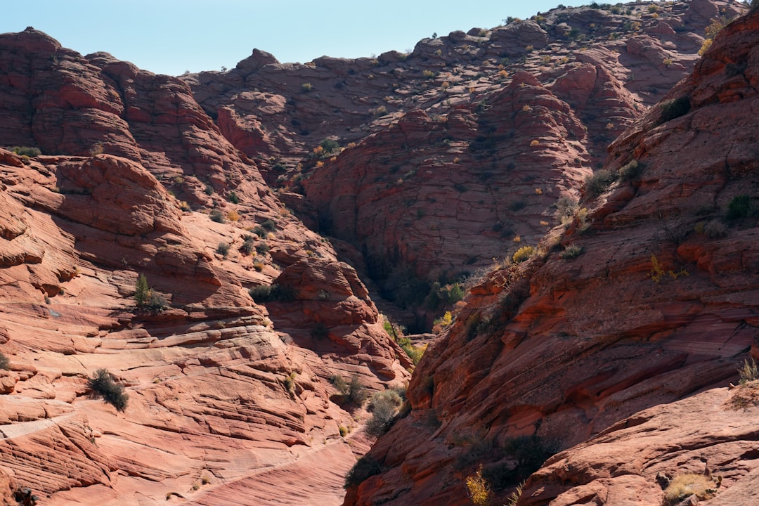 découvrez l'aventure ultime avec un road trip à travers l'utah. explorez des paysages à couper le souffle, des parcs nationaux majestueux et des sites historiques fascinants. préparez-vous à vivre des expériences inoubliables au cœur de la nature sauvage.