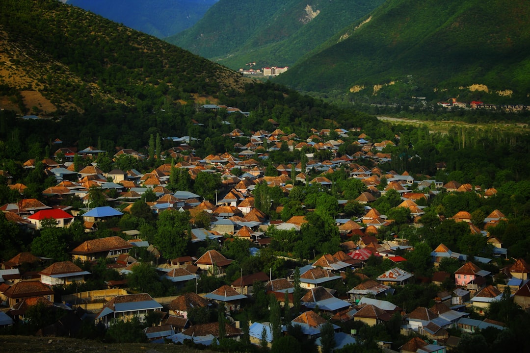 découvrez l'azerbaïdjan, un pays fascinant au carrefour de l'orient et de l'occident, réputé pour ses paysages époustouflants, son riche patrimoine culturel et sa délicieuse cuisine. explorez ses trésors historiques, ses montagnes majestueuses et sa vibrante capitale, bakou.