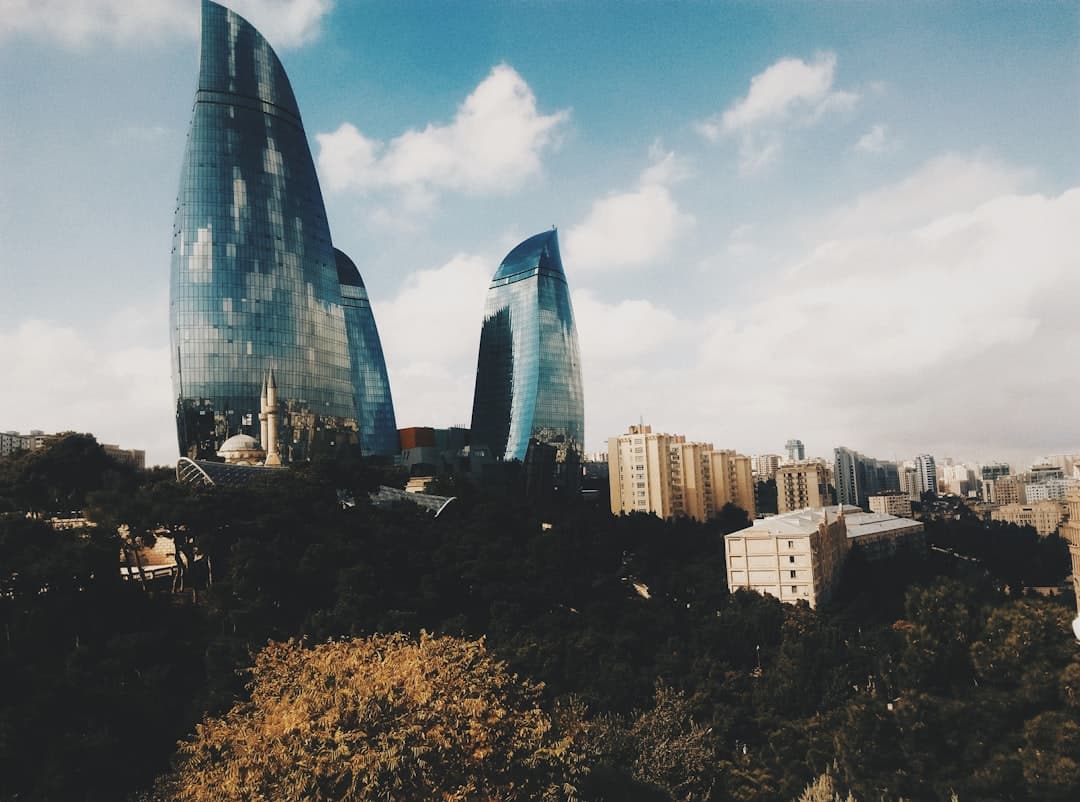 découvrez l'azerbaïdjan, un pays riche en histoire et en culture, situé à la croisée de l'europe et de l'asie. explorez ses paysages variés, ses traditions uniques et sa gastronomie savoureuse. partez à la rencontre d'une destination fascinante, entre modernité et héritage ancestral.