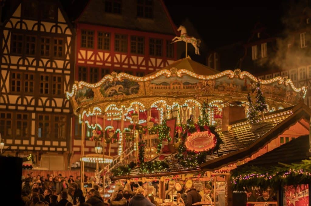 découvrez la magie des marchés de noël : plongez dans l’atmosphère féerique des illuminations, savourez des délices gourmands et trouvez des cadeaux uniques. une expérience inoubliable pour toute la famille !