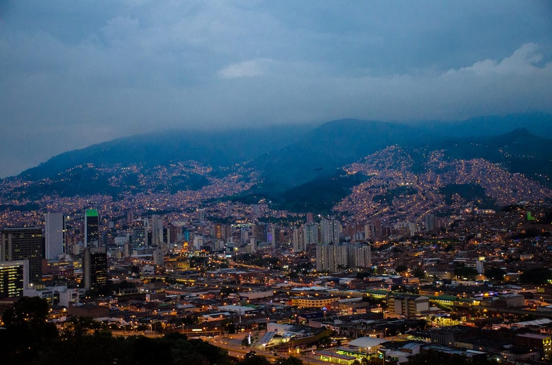découvrez la colombie, un pays vibrant riche en culture, paysages époustouflants et biodiversité unique. explorez ses villes colorées, savourez sa cuisine délicieuse et plongez dans l'histoire fascinante de cette nation accueillante.