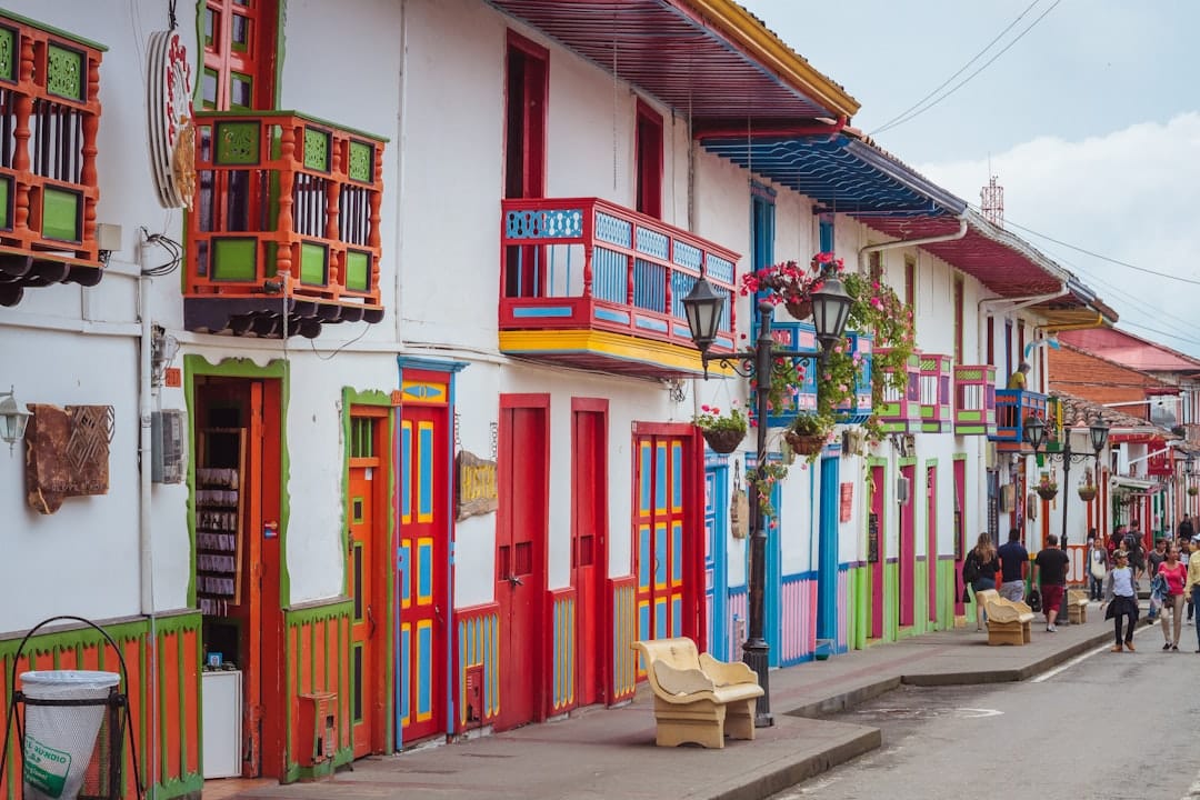 découvrez notre itinéraire complet en colombie, une expérience inoubliable à travers des paysages variés, des culture locales riches et des aventures passionnantes. explorez des destinations incontournables comme bogotá, medellín et carthagène, et laissez-vous séduire par la beauté et la diversité de ce pays fascinant.