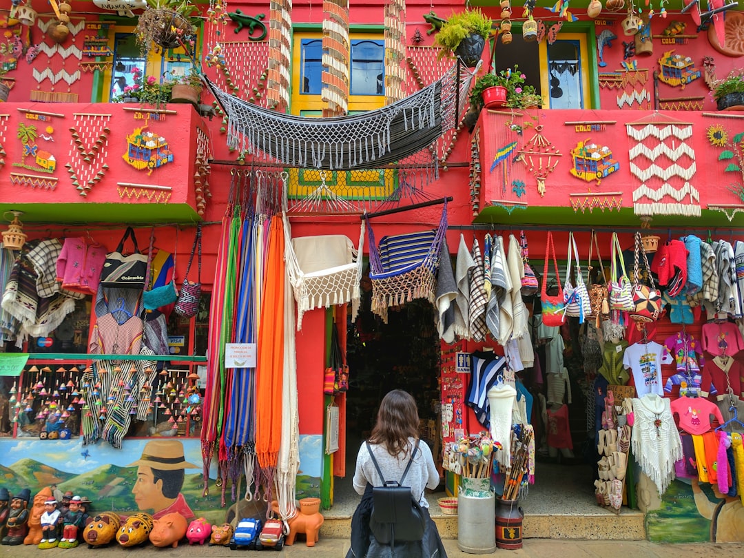 découvrez la richesse culturelle, la biodiversité et les paysages époustouflants de la colombie. explorez ses villes vibrantes, ses traditions ancestrales et ses merveilles naturelles, tout en savourant la gastronomie unique de ce pays fascinant d'amérique du sud.