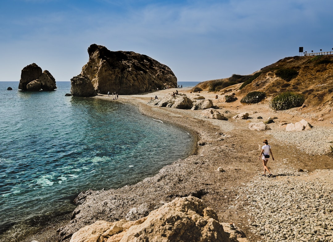 découvrez chypre, une île méditerranéenne offrant des plages idylliques, une riche histoire culturelle, et une gastronomie exceptionnelle. explorez ses paysages variés, ses sites archéologiques remarquables et profitez des activités de loisirs pour une escapade inoubliable.