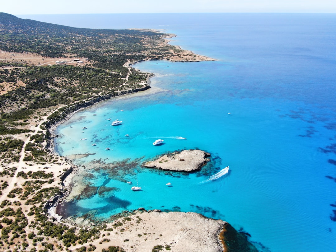 découvrez chypre, une île méditerranéenne riche en patrimoine culturel, paysages époustouflants et plages de sable doré. explorez ses sites archéologiques, savourez sa délicieuse cuisine locale et profitez d'une atmosphère chaleureuse, idéale pour des vacances inoubliables.