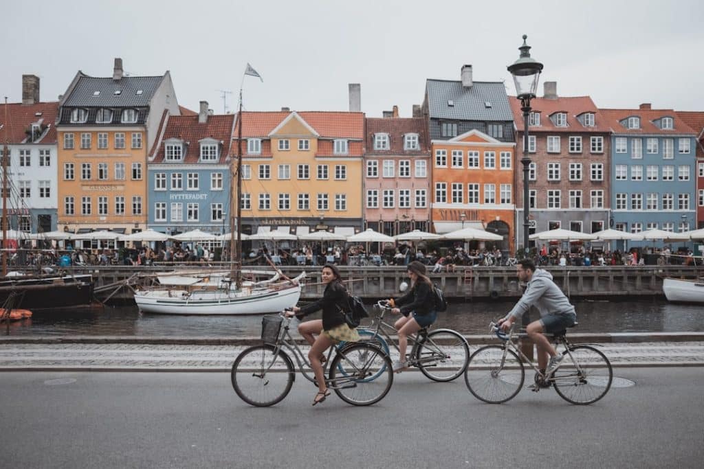 découvrez le danemark, un pays scandinave aux paysages enchanteurs, riches en culture et en histoire. explorez ses villes cosmopolites, ses châteaux magnifiques et savourez le meilleur de la cuisine néo-scandinave. plongez dans l'hospitalité danoise et laissez-vous séduire par la magie de cette destination nordique.