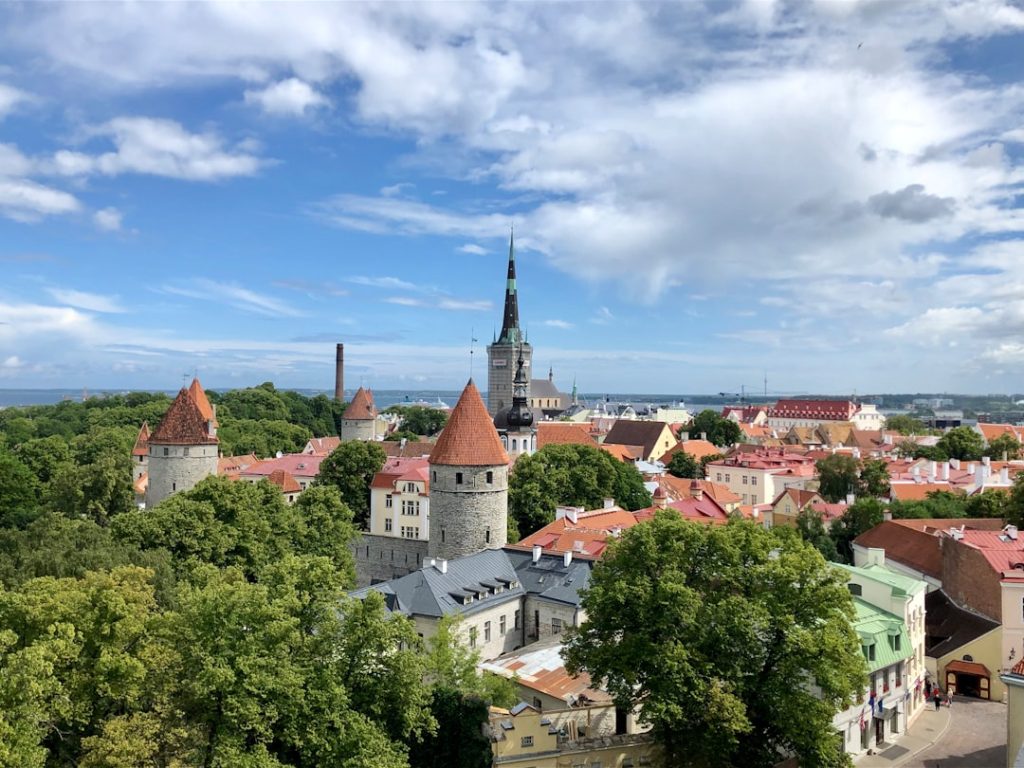 découvrez l'estonie, un pays balte fascinant alliant modernité et histoire, riche en paysages naturels époustouflants, villes médiévales et culture dynamique. explorez tallin, sa capitale classée au patrimoine mondial de l'unesco, et plongez dans l'hospitalité estonienne.