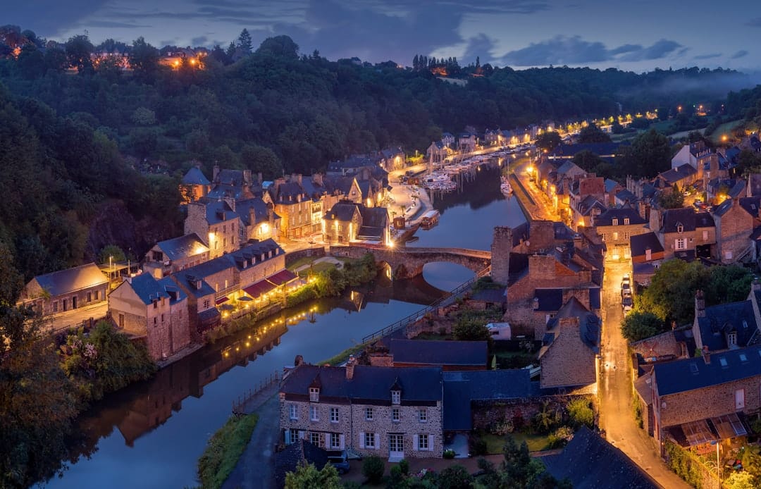 découvrez la richesse culturelle, historique et naturelle de l'europe, un continent aux multiples facettes où traditions anciennes et modernité coexistent. explorez ses paysages variés, ses villes emblématiques et sa diversité linguistique.