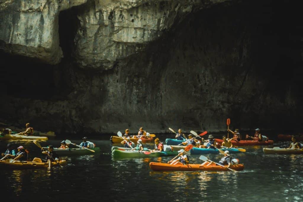 découvrez les enjeux de l'overtourisme, un phénomène qui impacte nos destinations préférées. apprenez comment le sur-tourisme affecte l'environnement, la culture locale et les communautés et explorez des solutions durables pour un voyage responsable.