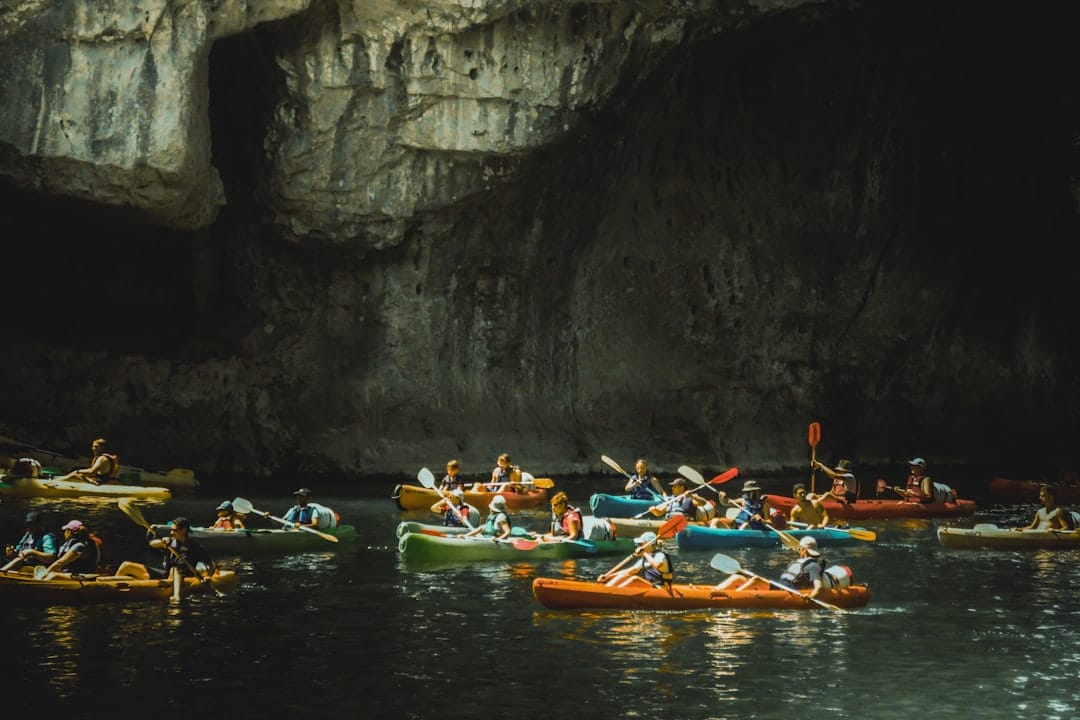 découvrez les enjeux de l'overtourisme, un phénomène qui impacte nos destinations préférées. apprenez comment le sur-tourisme affecte l'environnement, la culture locale et les communautés et explorez des solutions durables pour un voyage responsable.
