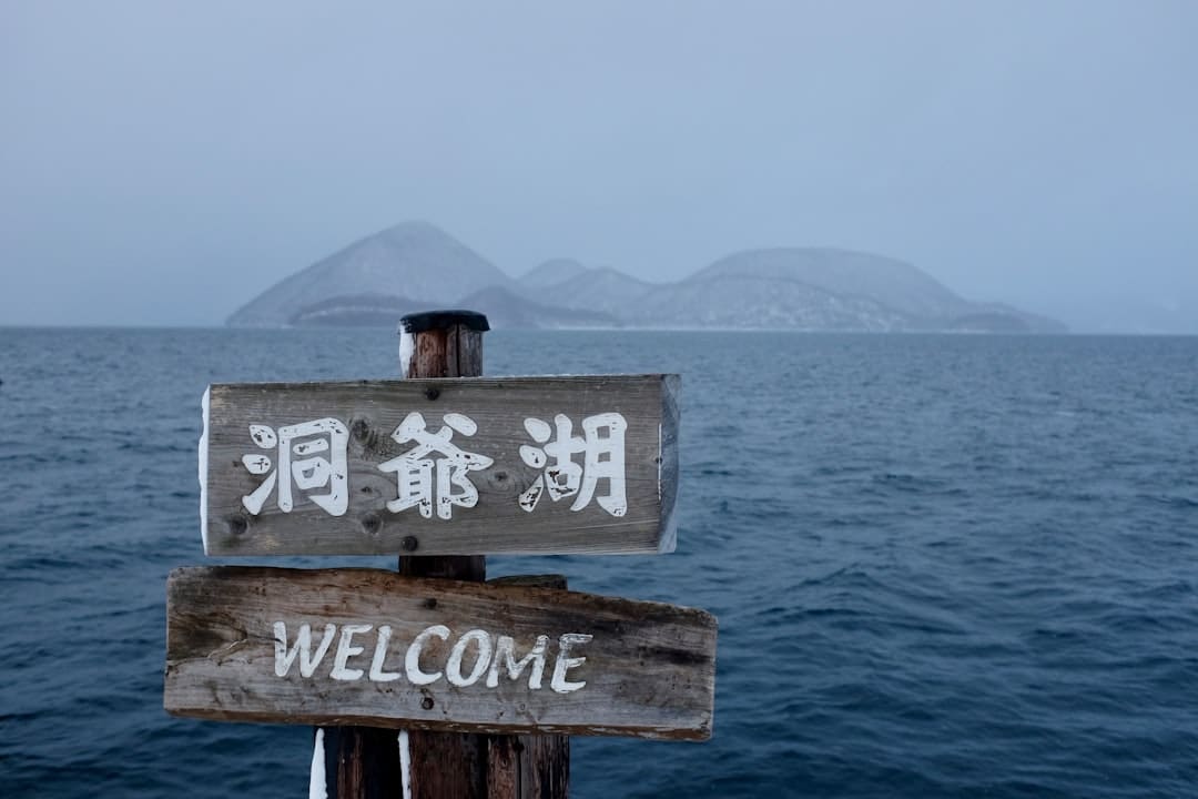 découvrez les enjeux de l'overtourism, un phénomène qui impacte les destinations populaires en raison d'un afflux massif de visiteurs. apprenez comment préserver la beauté et l'authenticité des lieux tout en profitant de vos découvertes. explorez des solutions durables pour un tourisme responsable.