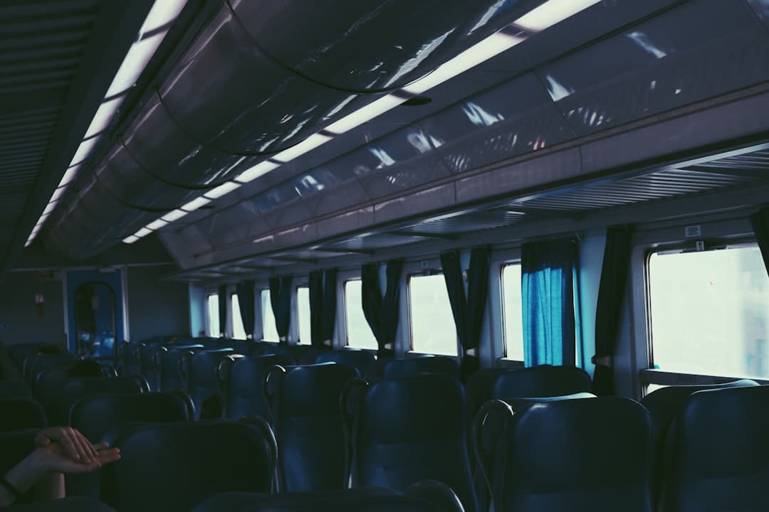 découvrez l'expérience unique du train de nuit : voyagez confortablement tout en admirant les paysages qui défilent, et réveillez-vous à votre destination reposé et prêt à explorer.