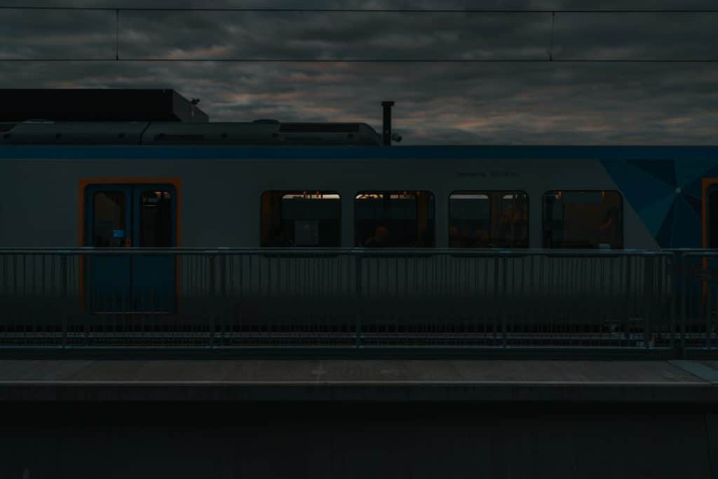 découvrez le confort des trains de nuit avec nos sleeper trains. profitez d'un voyage relaxant vers votre destination tout en dormant paisiblement. idéal pour les aventuriers recherchant un moyen pratique et agréable de voyager à travers les paysages nocturnes.