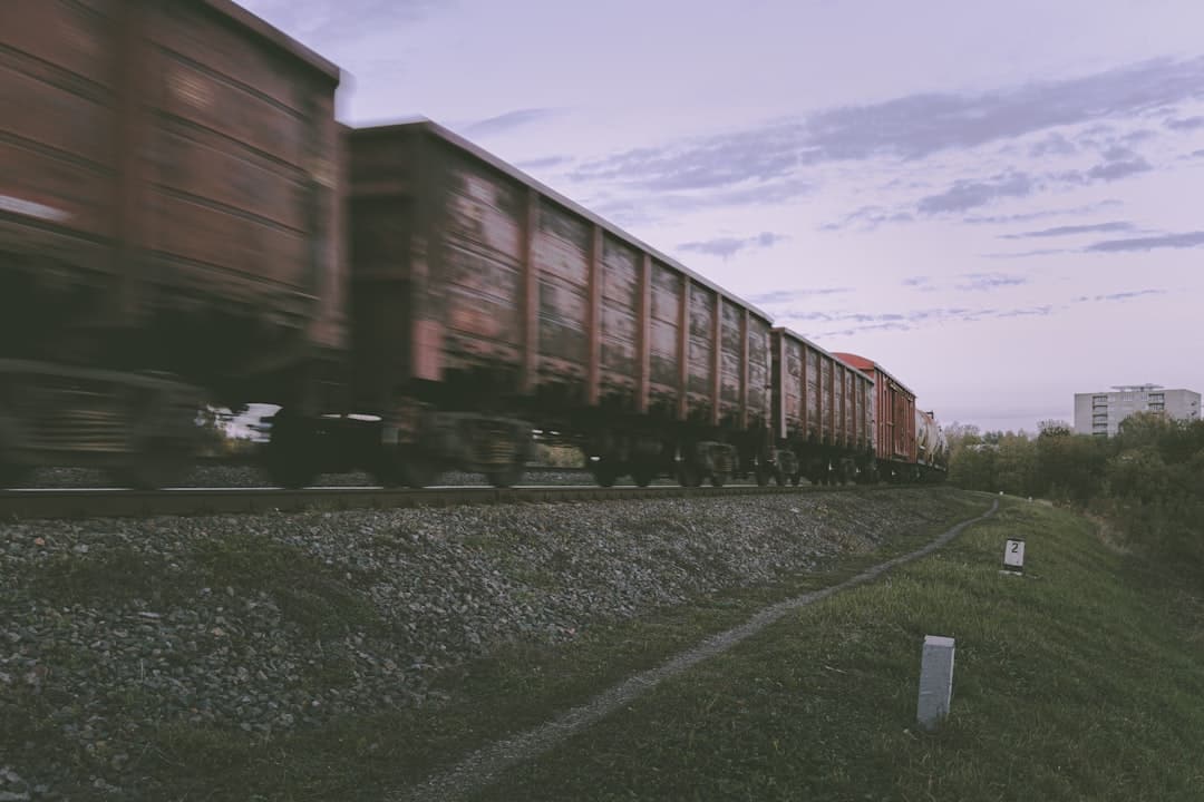 découvrez le confort des trains couchettes, idéaux pour voyager de nuit tout en profitant d'une expérience unique. explorez des destinations lointaines en toute sérénité, avec des services à bord qui vous garantiront une bonne nuit de sommeil.