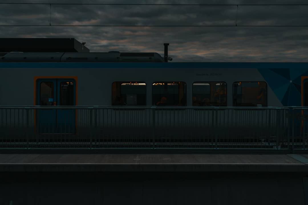 découvrez le confort des trains de nuit avec nos sleeper trains. profitez d'un voyage relaxant vers votre destination tout en dormant paisiblement. idéal pour les aventuriers recherchant un moyen pratique et agréable de voyager à travers les paysages nocturnes.