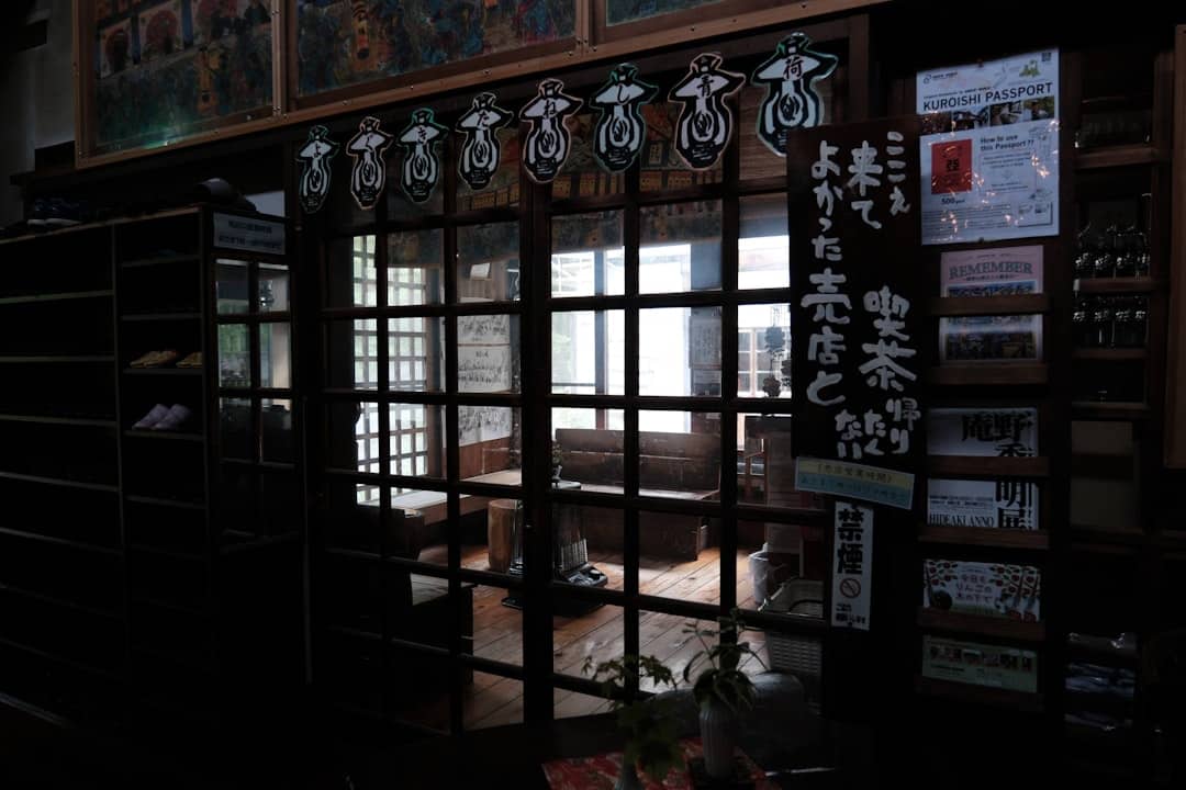 découvrez les maisons traditionnelles, témoins d'un patrimoine architectural riche. explorez leur histoire, leur style unique et les matériaux qui les composent, tout en vous imprégnant de l'authenticité et du charme des constructions d'antan.