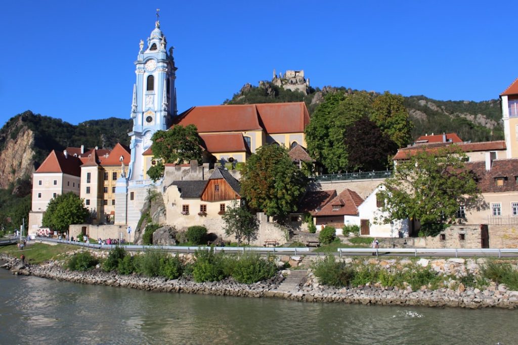 découvrez les régions viticoles fascinantes où vin et terroir se rencontrent. explorez des paysages enchanteurs, savourez des crus d'exception et plongez dans l'histoire de la viniculture.