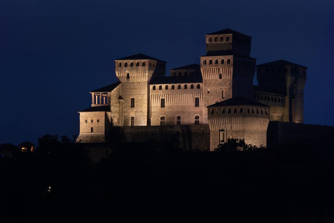 découvrez castel gandolfo, charmante ville italienne perchée sur les rives du lac albano, célèbre pour sa résidence d'été du pape, ses paysages pittoresques et sa délicieuse cuisine locale. explorez son patrimoine historique et profitez d'admirables vues panoramiques.