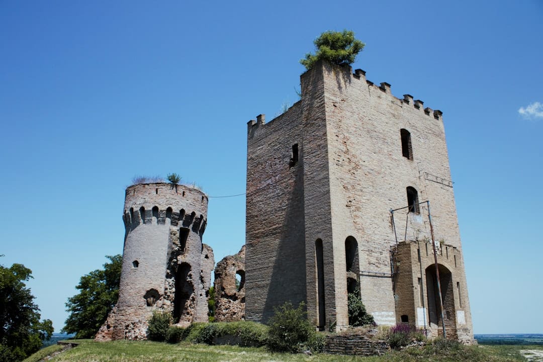 découvrez castel gandolfo, charmante commune italienne surplombant le lac albano, réputée pour ses paysages époustouflants, son riche patrimoine historique et sa célèbre résidence d'été du pape. plongez dans l'authenticité de ses ruelles pittoresques, savourez la cuisine locale et profitez d'une expérience inoubliable au cœur des castelli romani.