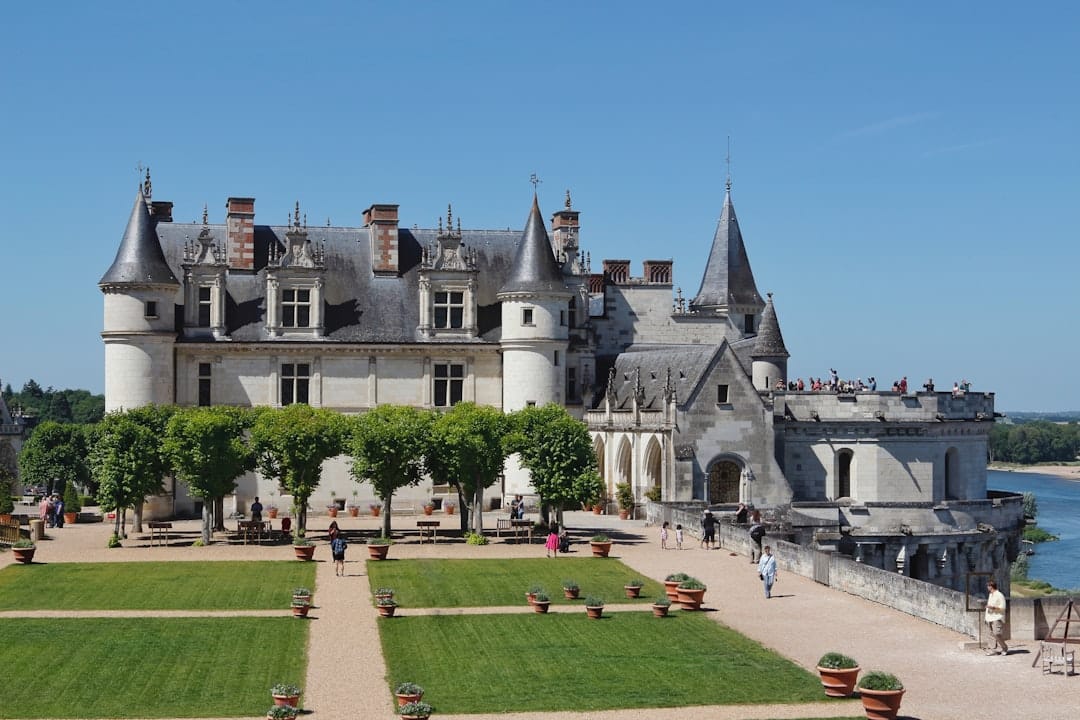 découvrez la beauté envoûtante de la loire, un trésor français célèbre pour ses châteaux majestueux, ses paysages verdoyants et ses vins renommés. explorez cette vallée historique, patrimoine mondial de l'unesco, idéale pour les amateurs d'histoire, de gastronomie et de nature.