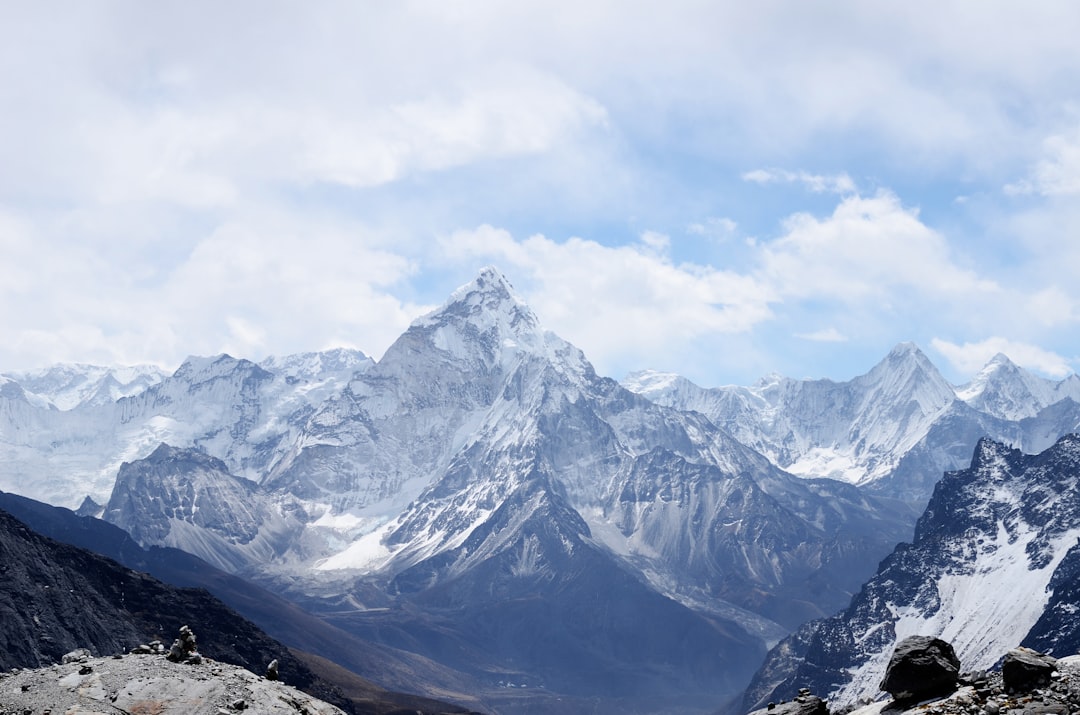 découvrez la beauté majestueuse des montagnes, leurs paysages époustouflants et profitez d'activités uniques en pleine nature pour une expérience inoubliable.