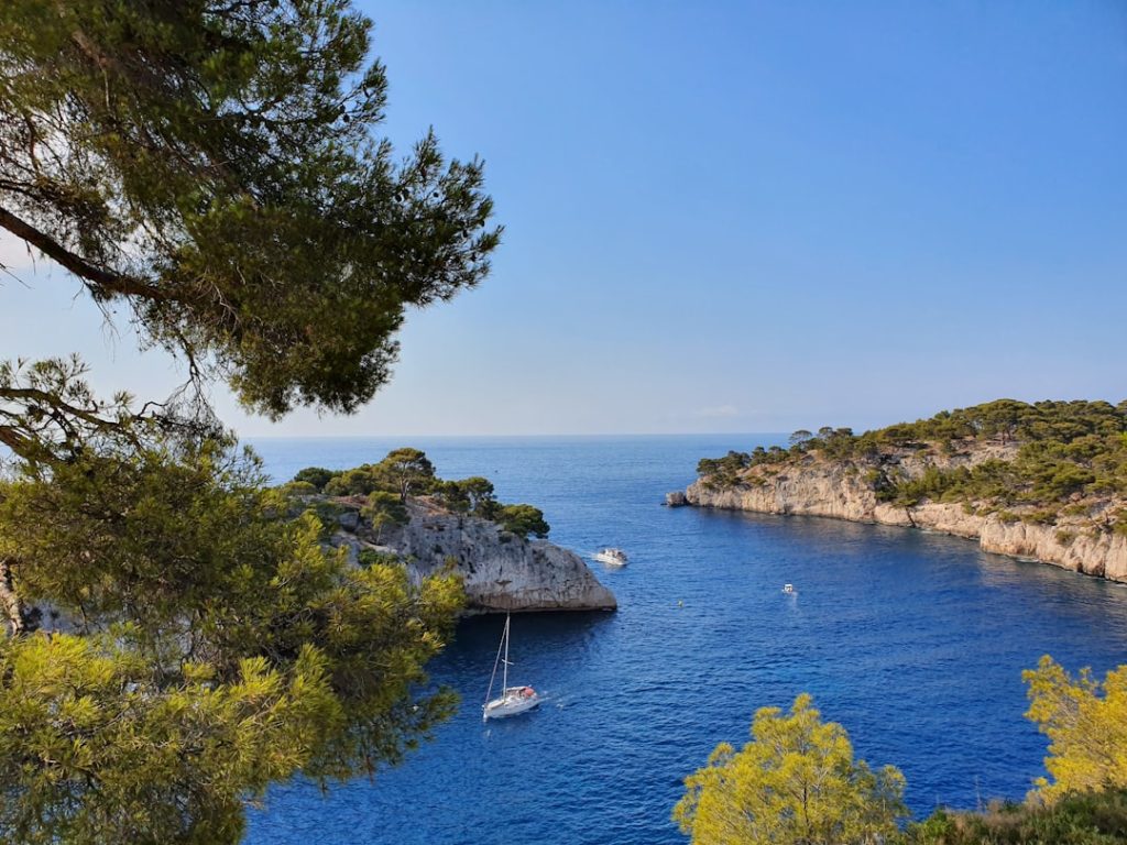 découvrez la provence : une région emblématique du sud de la france, célèbre pour ses paysages colorés, ses champs de lavande, ses villages pittoresques et sa riche culture méditerranéenne.
