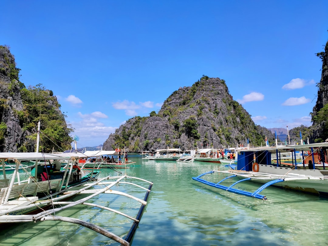 découvrez ce qu'est l'overtourism, ses impacts sur les destinations touristiques et les solutions pour voyager de manière responsable et durable.