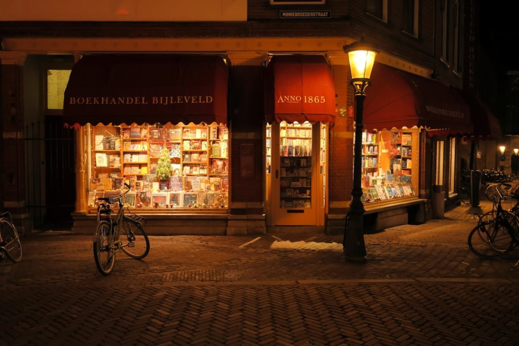 découvrez le tourisme nocturne : explorez des villes illuminées, vivez des expériences uniques après le coucher du soleil et plongez dans l'ambiance magique des attractions et événements de nuit.