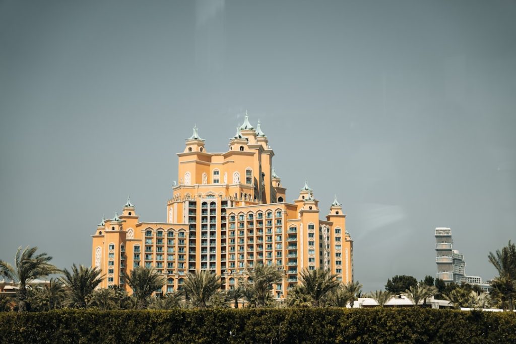 découvrez le luxe exceptionnel au dubai skyscraper hotel, offrant des vues spectaculaires sur la ville, un service impeccable et des équipements modernes pour un séjour inoubliable.