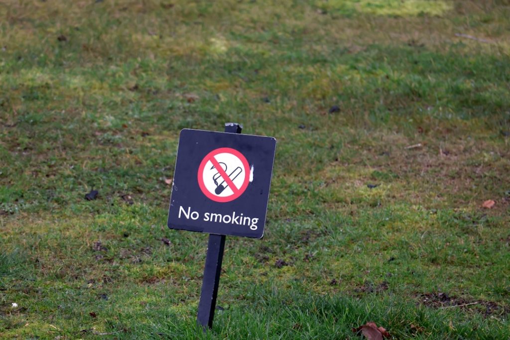 découvrez tout sur l'interdiction de fumer : ses impacts, la législation en vigueur et les avantages pour la santé publique.