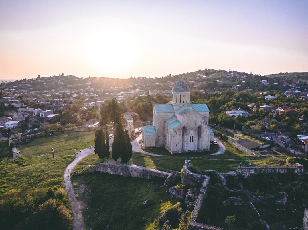 découvrez kutaisi, une ville historique de géorgie riche en culture, monuments anciens et paysages naturels magnifiques.