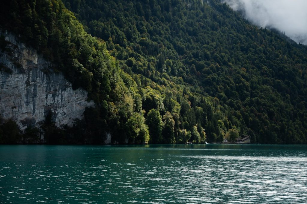 découvrez des destinations de voyage paisibles pour une escapade tranquille et reposante, loin de la foule et du bruit.