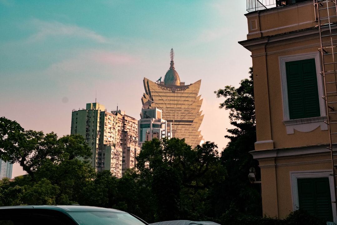 découvrez macao, une destination unique alliant culture portugaise et chinoise, célèbre pour ses casinos, son patrimoine historique et sa gastronomie raffinée.