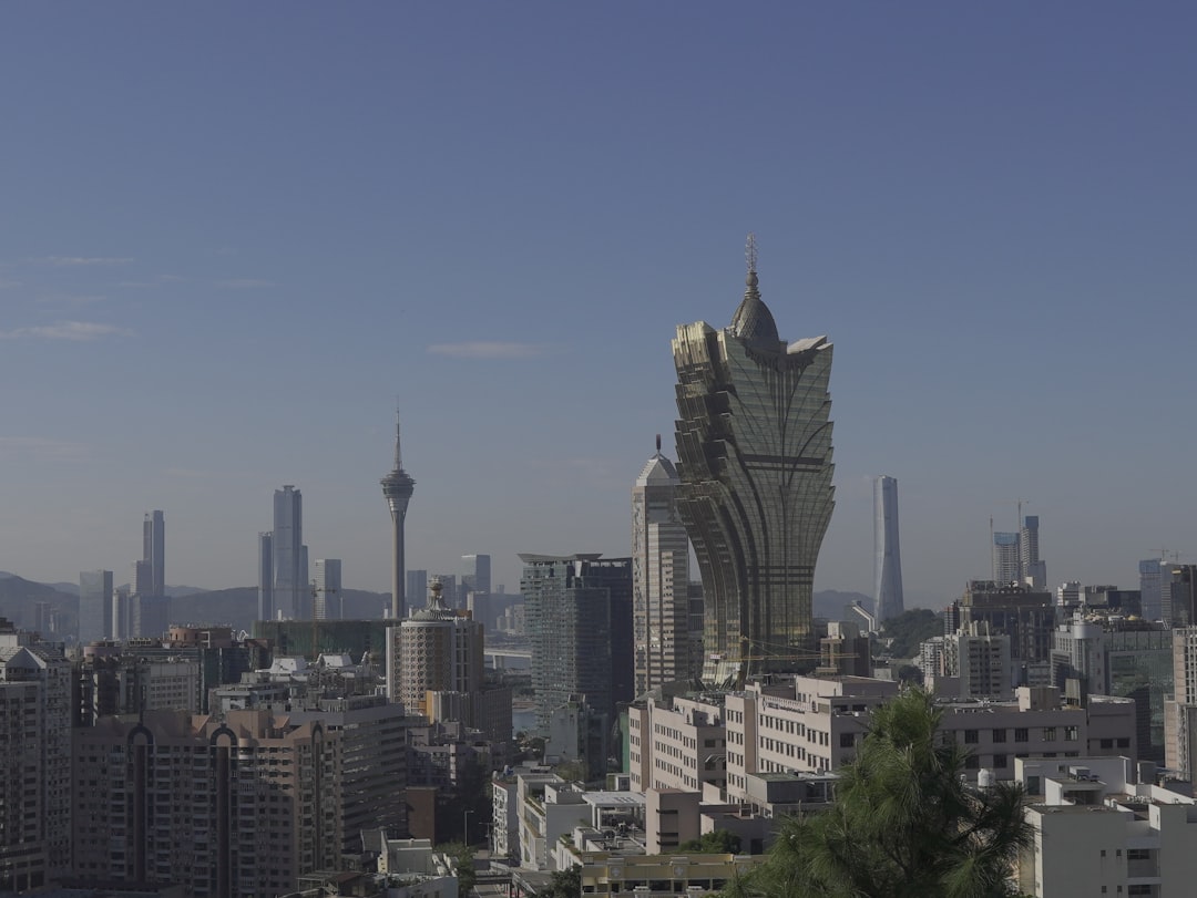 découvrez macao, une destination fascinante alliant culture portugaise et chinoise, célèbre pour ses casinos, son patrimoine historique et sa cuisine unique.
