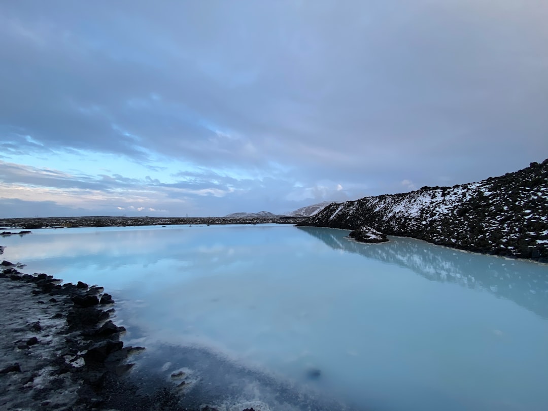 découvrez un itinéraire hivernal idéal en islande pour explorer ses paysages enneigés, ses aurores boréales et ses merveilles naturelles uniques.