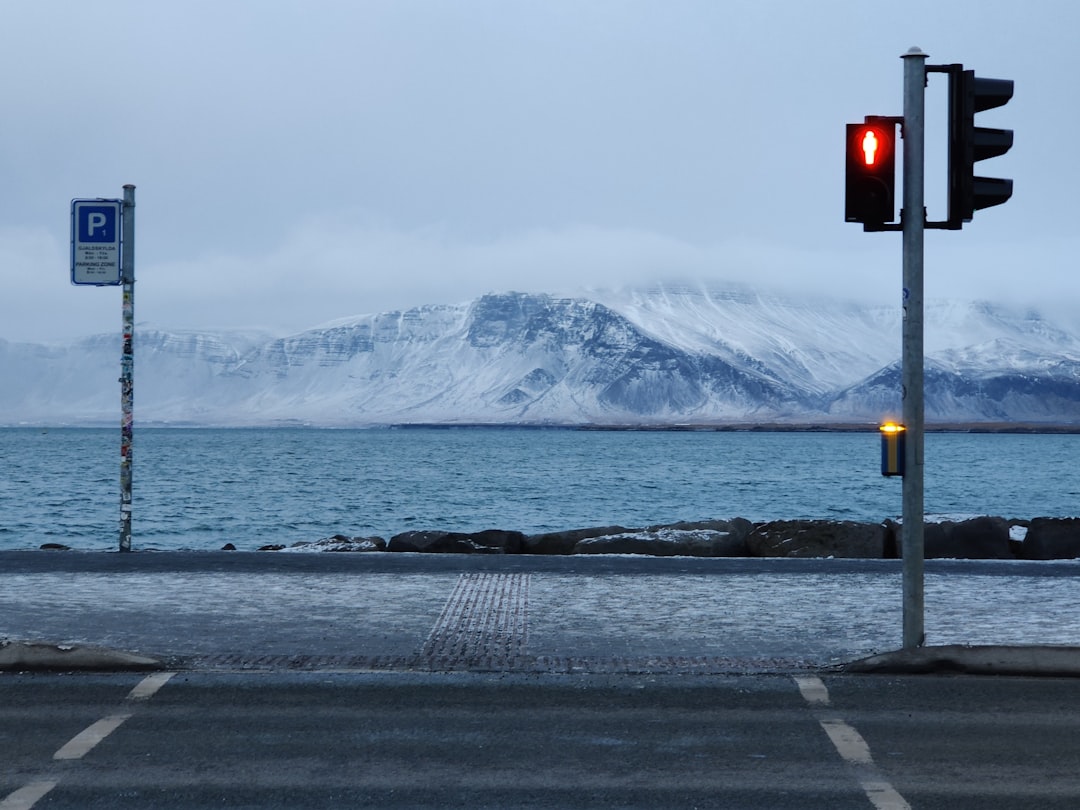 découvrez un itinéraire hivernal en islande pour explorer ses paysages enneigés, ses aurores boréales et ses merveilles naturelles uniques.